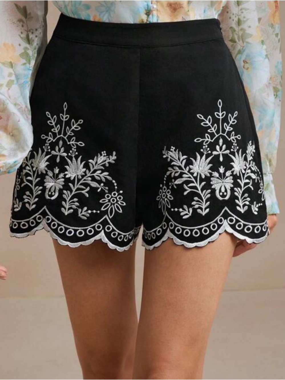 Anewsta Black Embroidered Scallop Hem Shorts | White Floral Eyelet EUC Size S